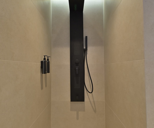 Full bathroom 1