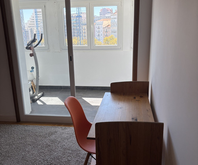 Bright Room with Workspace & Private Bathroom – En