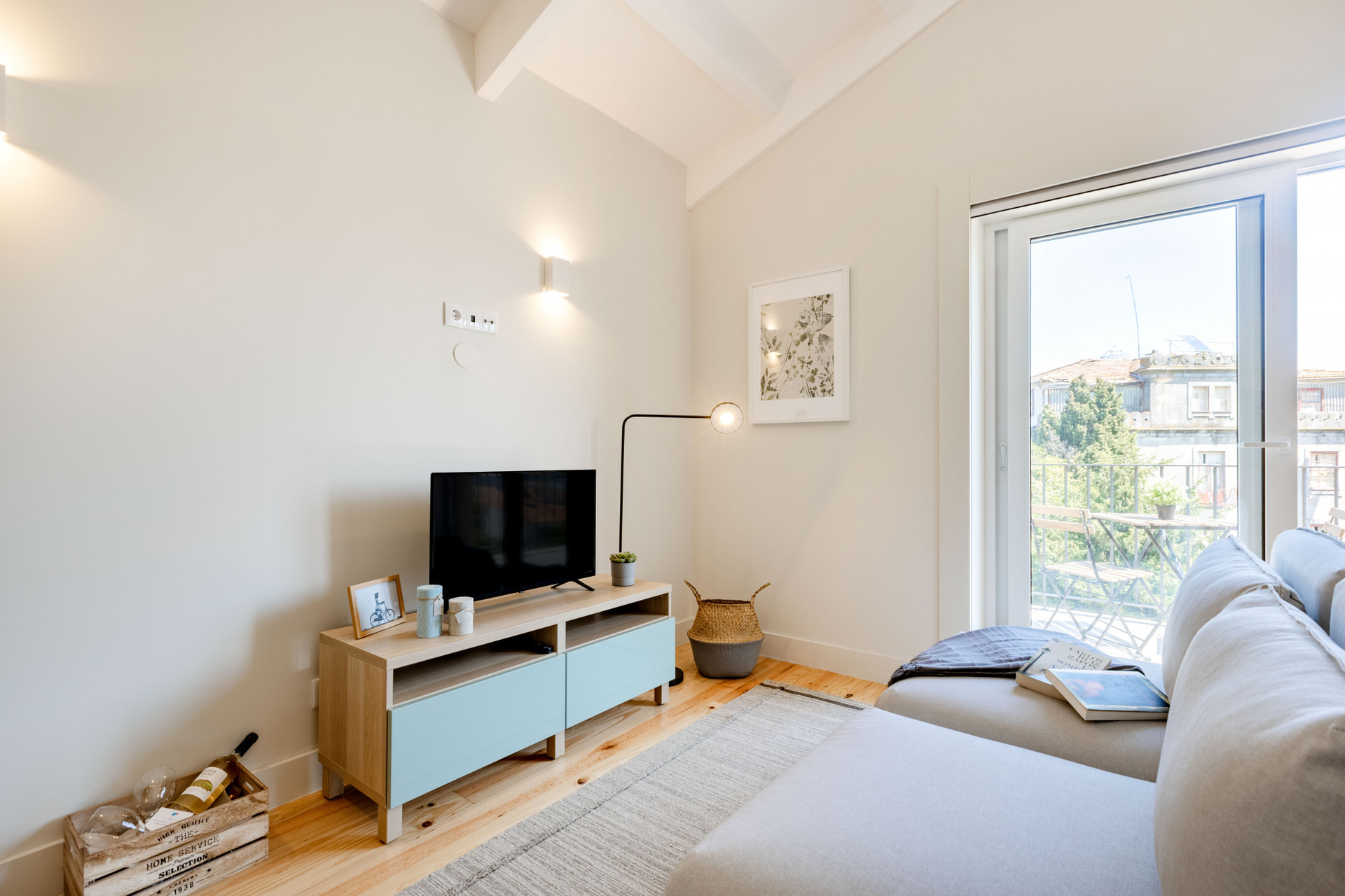 Studio with Double Bed, Kitchenette, Sofa and TV