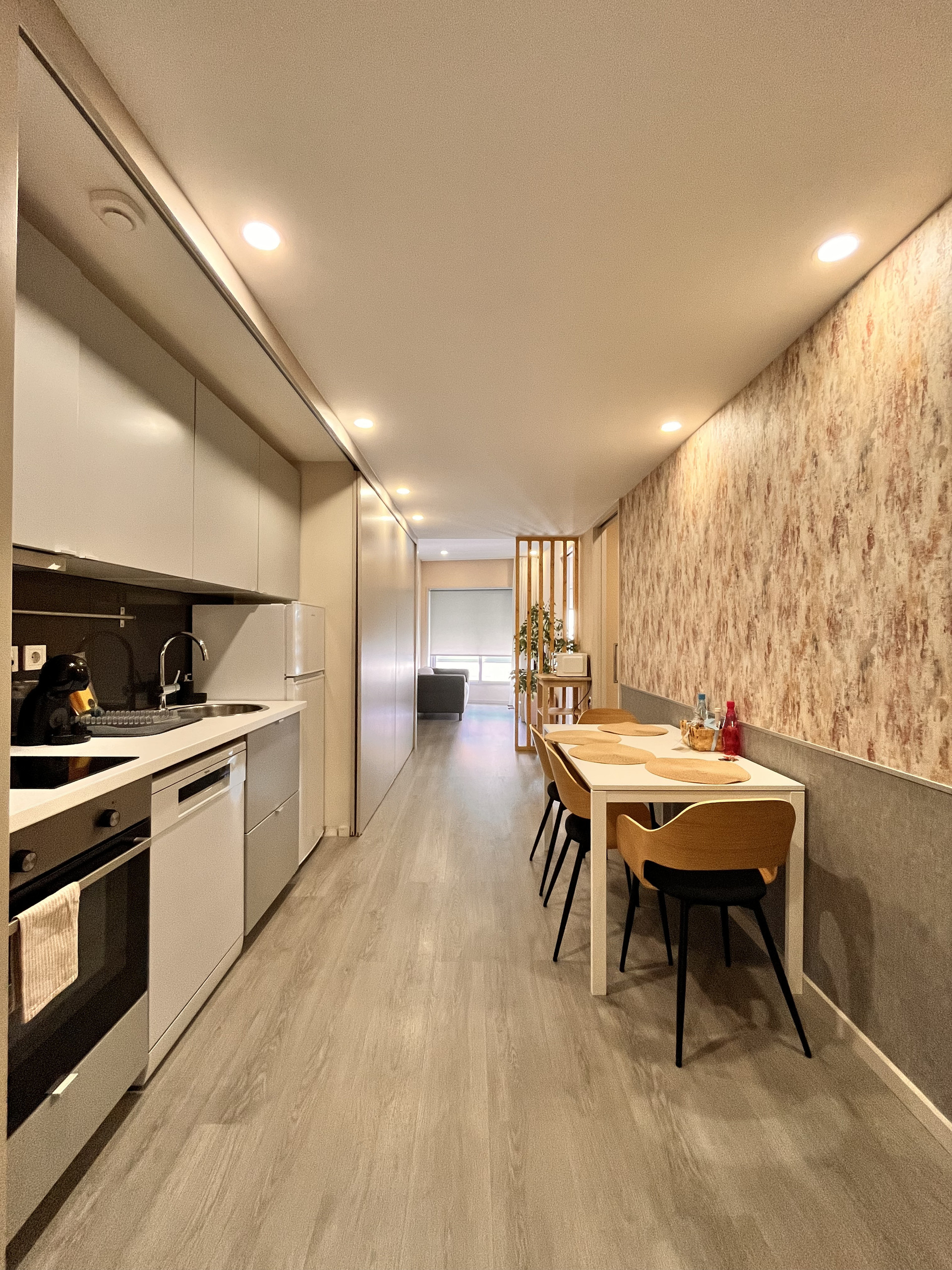 Built in kitchen and dinning table
