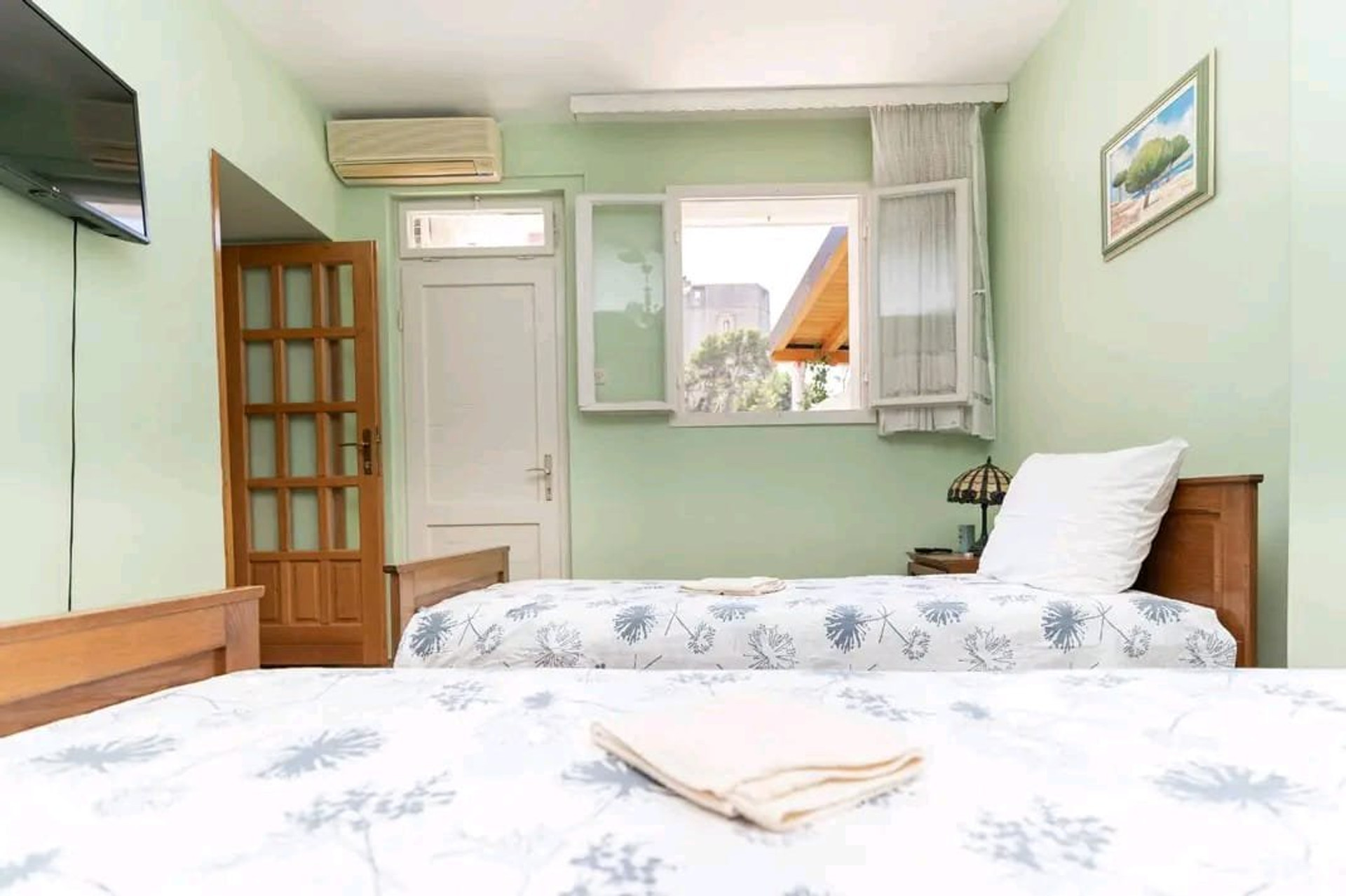 Twin bedroom with green walls