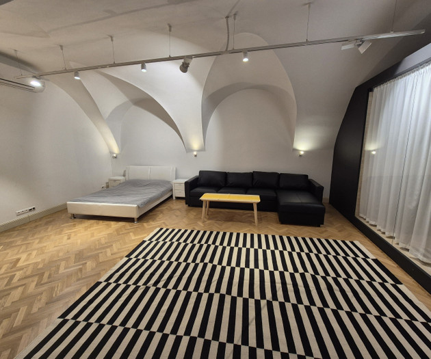 Veľký 72 m2 jednoizbový byt v centre BA