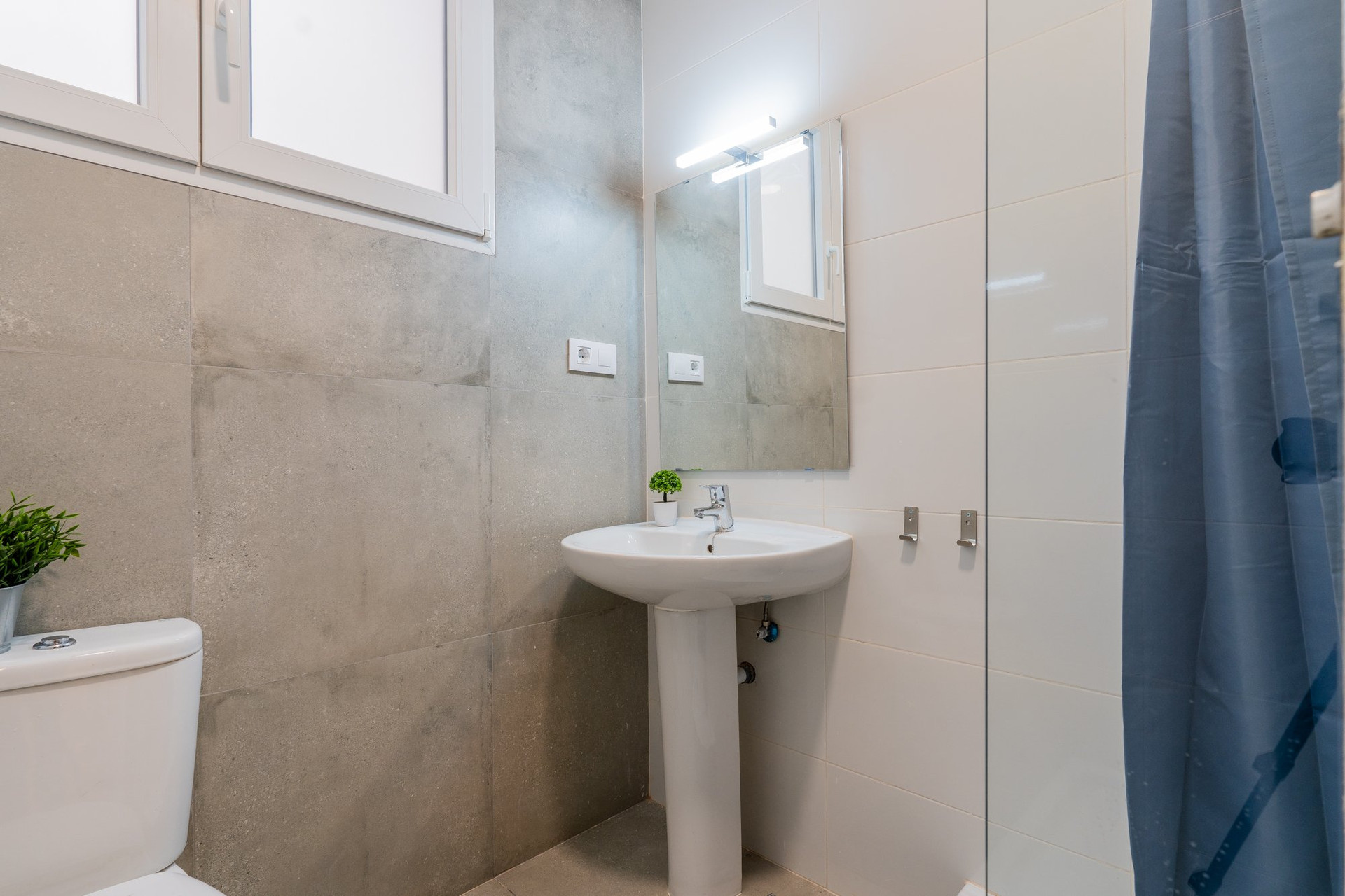Bathroom sink with mirror