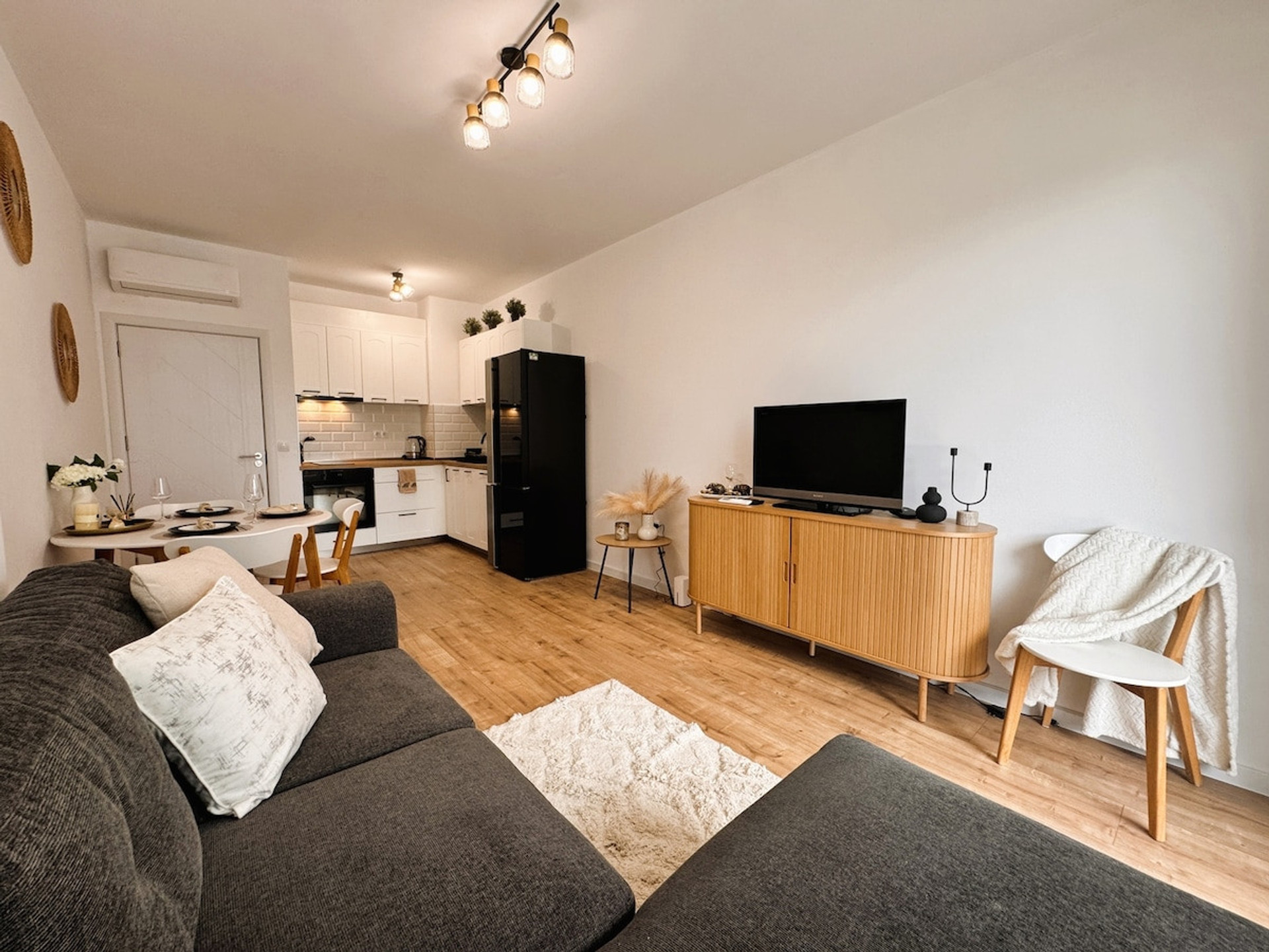 Living room image 3
