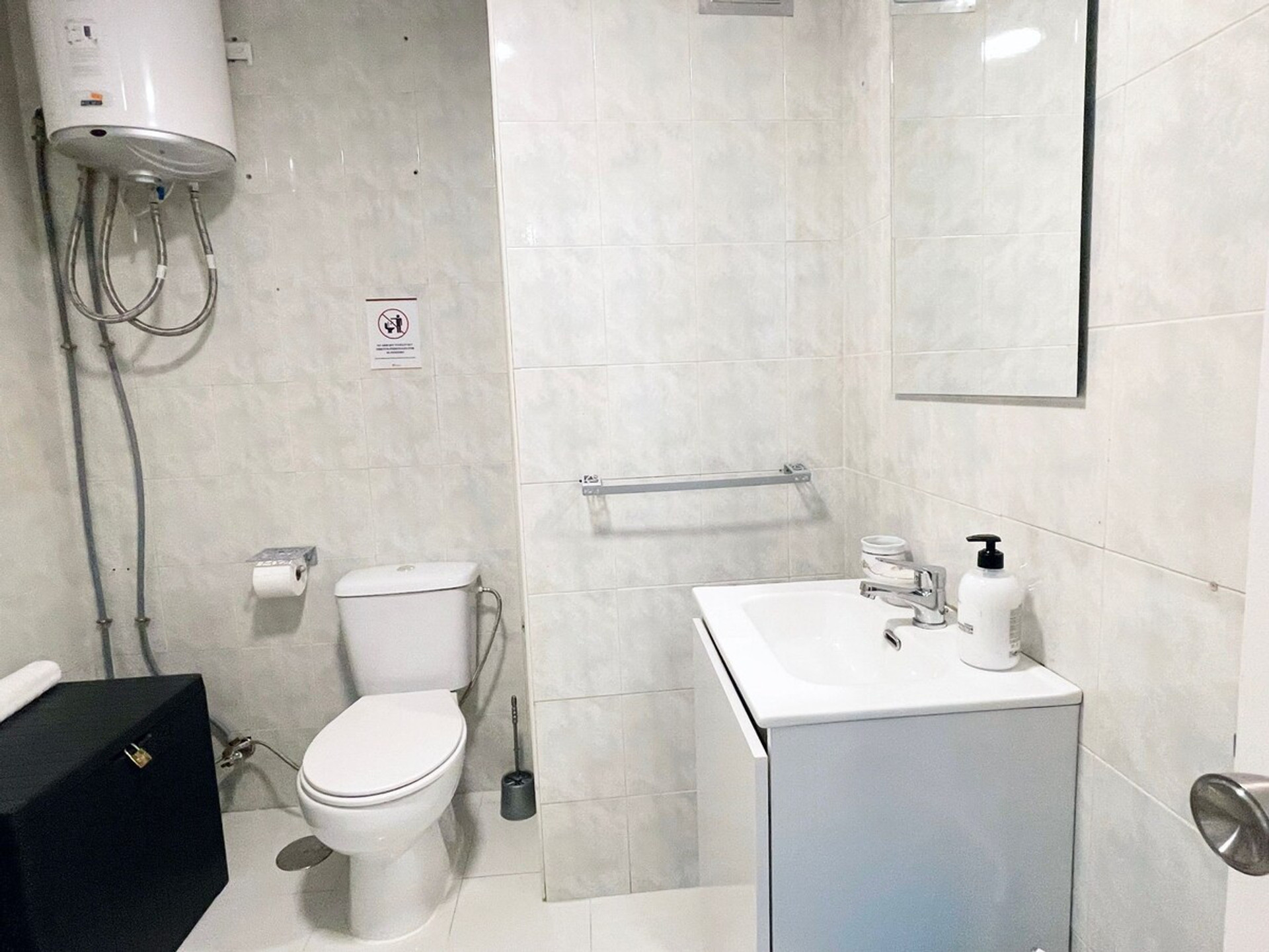 Full bathroom image 1