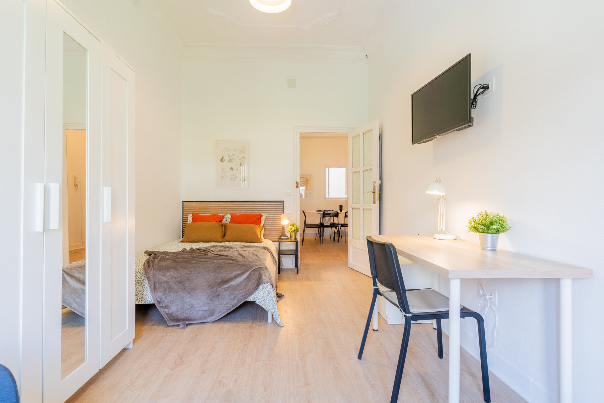 Bedroom with double bed desk