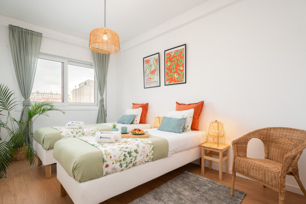 Spacious Modern Flat w/ Balcony preview