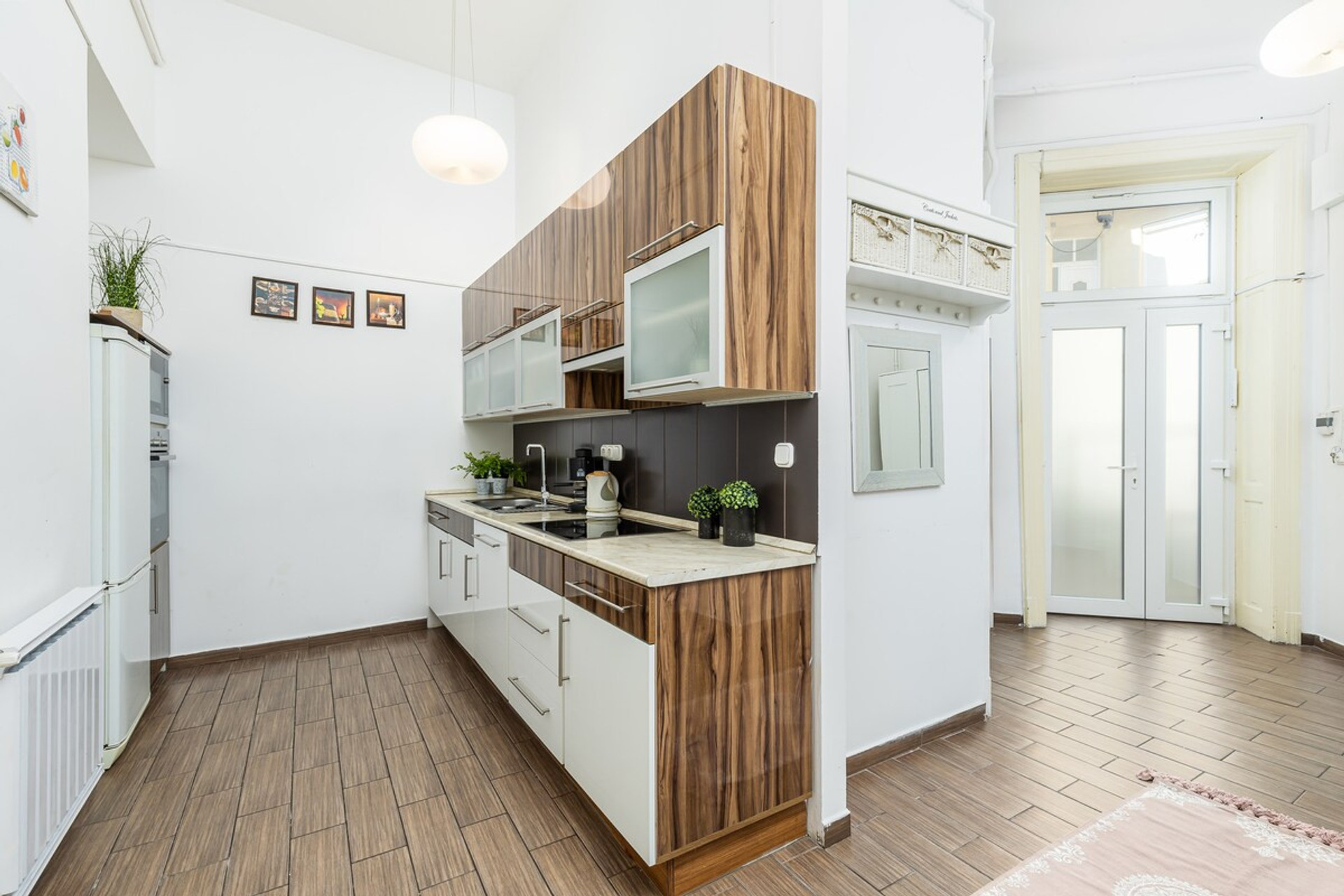 Full kitchen