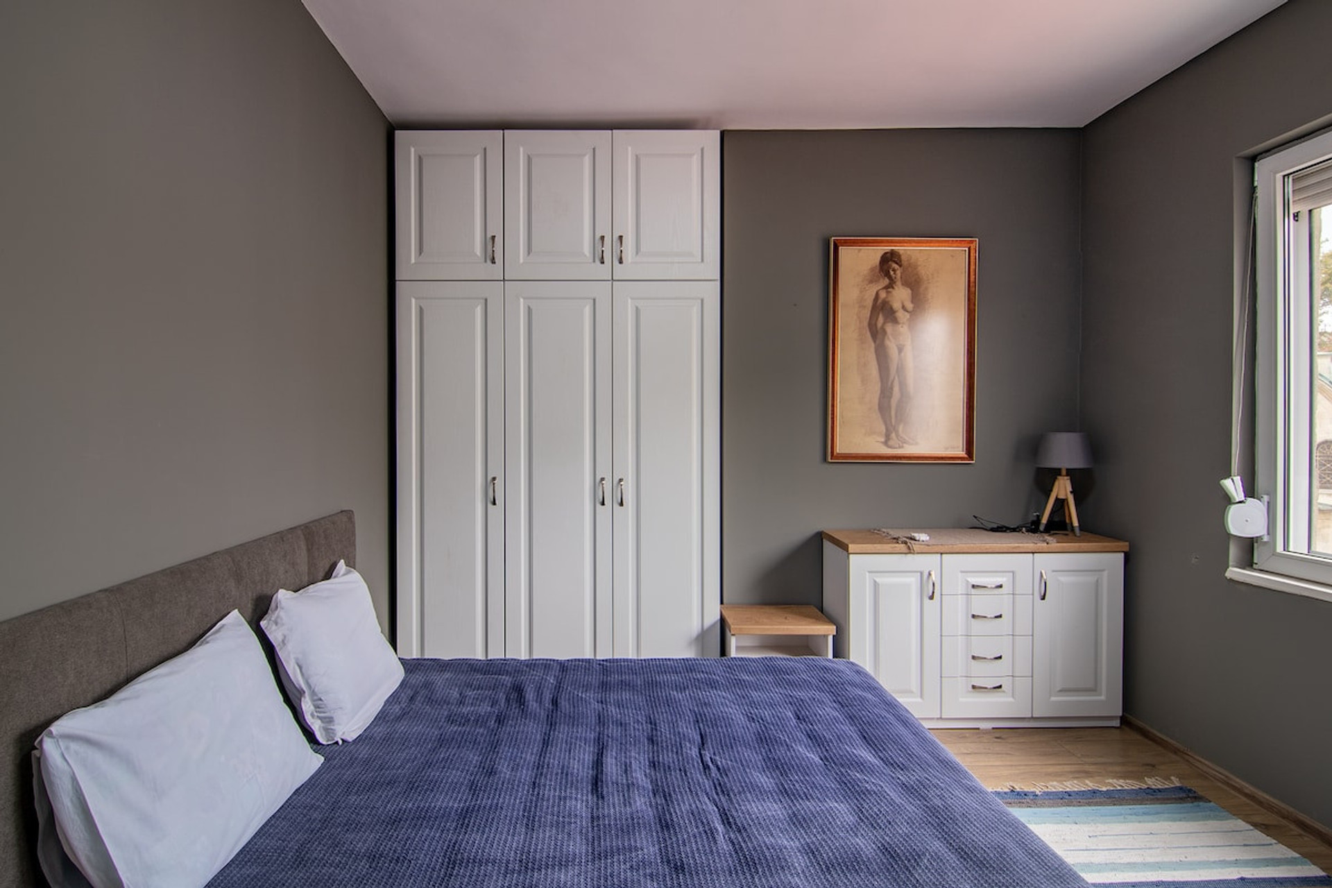 Minimalist bedroom with large wardrobe – Designed for comfort, this room features a plush bed, stylish decor, and ample closet space to keep your belongings neatly organized.