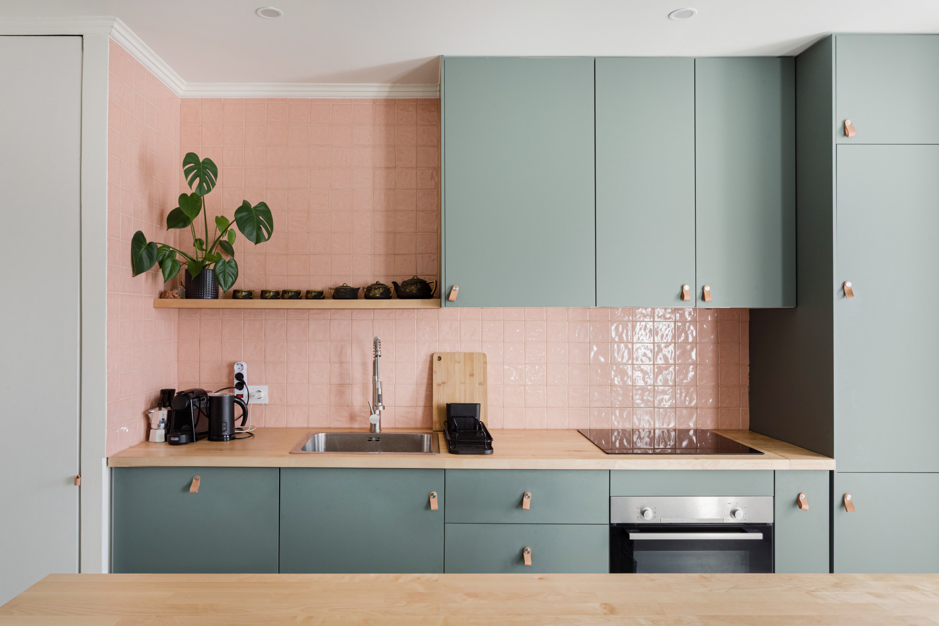 Fully equipped kitchen. The counter with three high stools also provides extra space for a quick coffee or a break during work