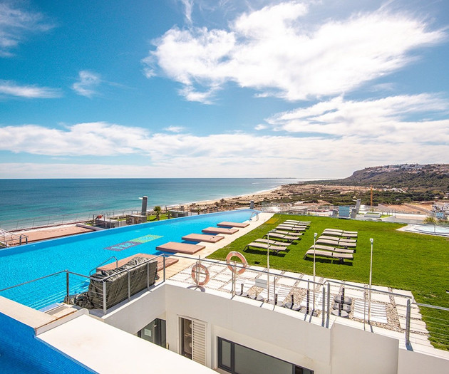 Luxury Beachfront Apt | Heated Pool, Gym & Seaview