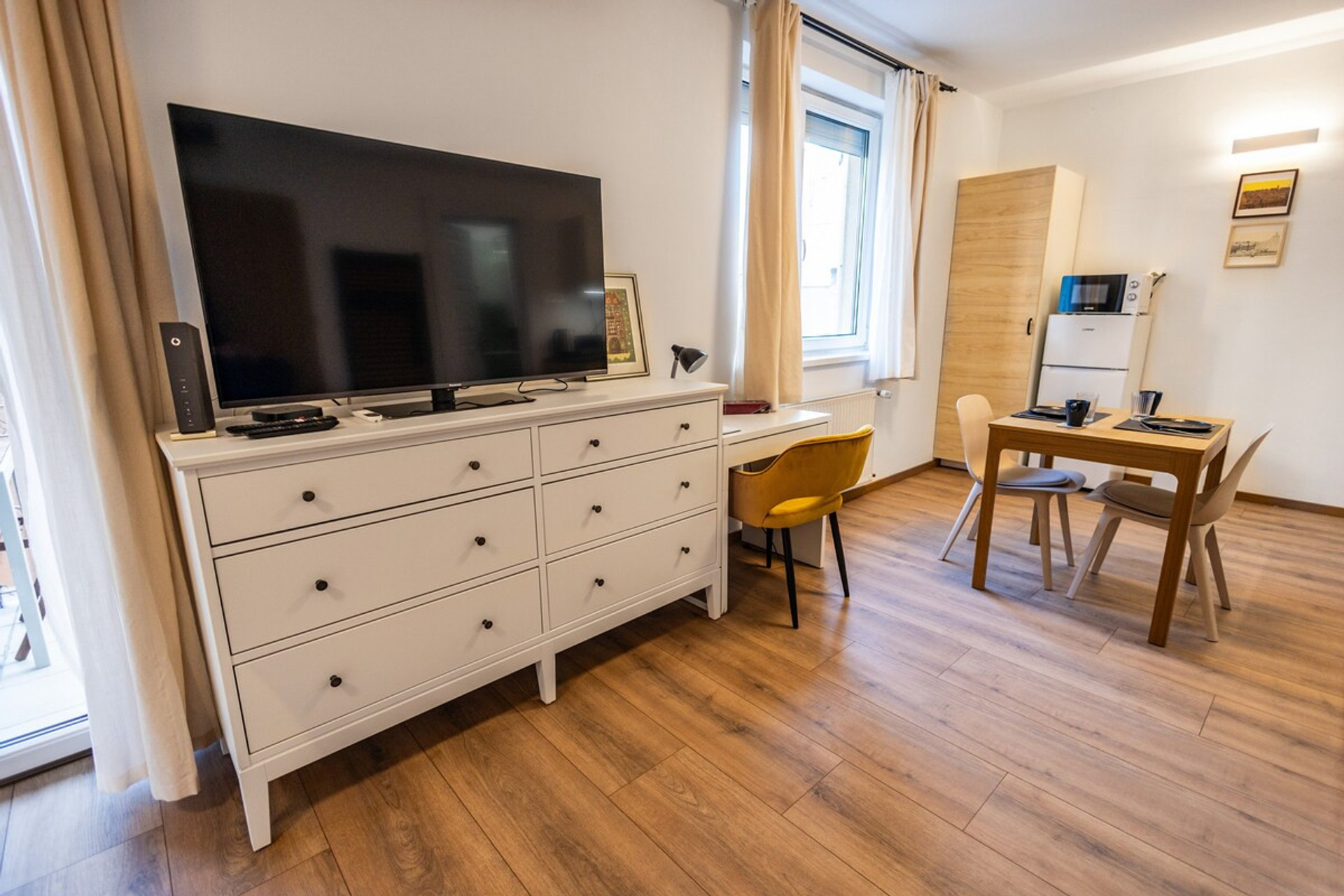 Living room image 1