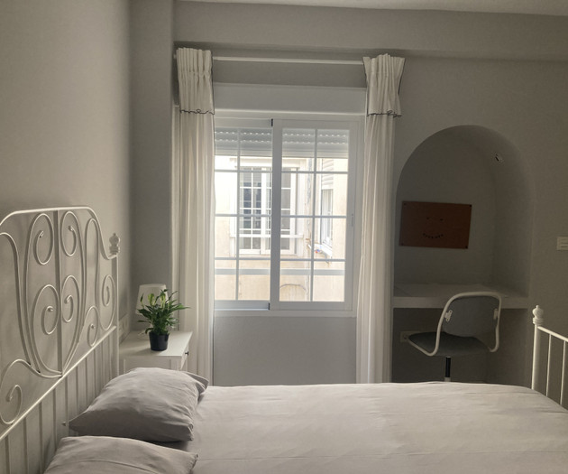 Tossal room - Spacious, bright, open closet