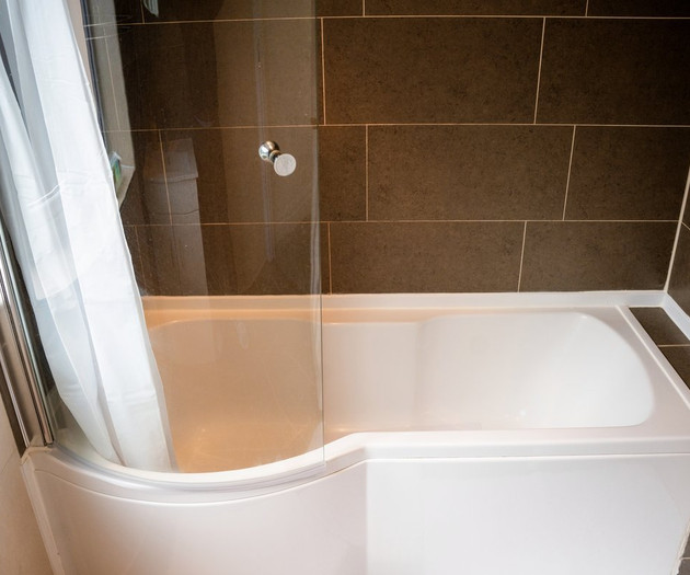 Modern & Spacious 4-Bedroom Residence in Crumpsall