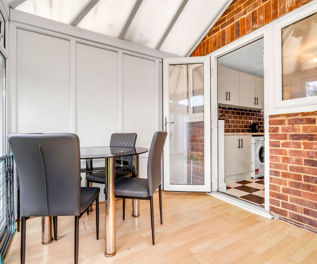 Spacious 4-Bedroom Haven in Orpington Retreat