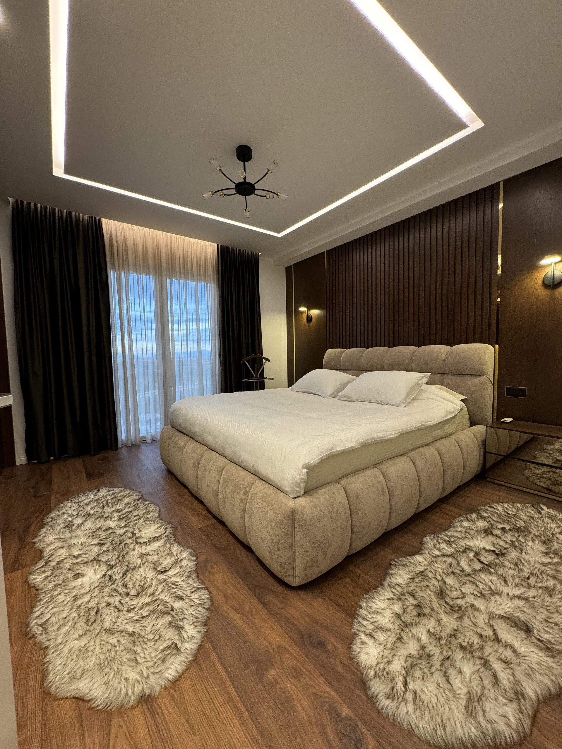 Bedroom with ceiling lighting