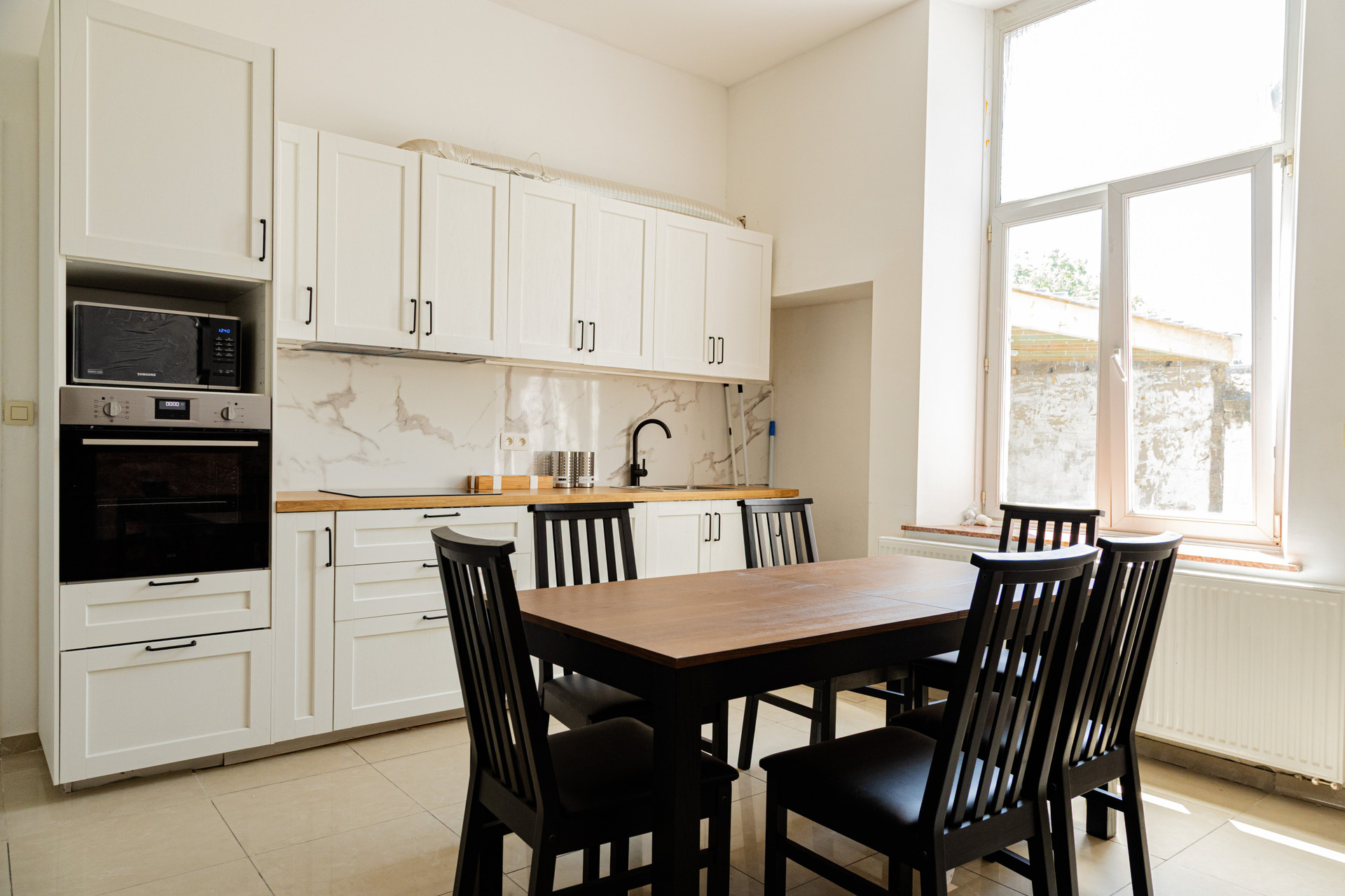 Equipped kitchen with dining table