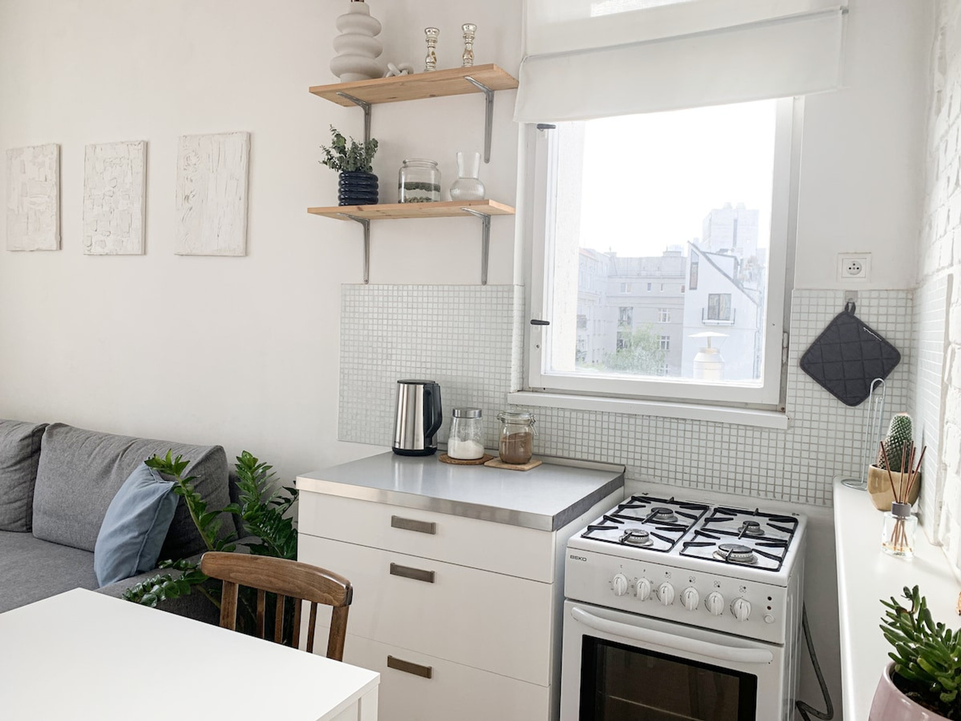 Kitchen is fully equipped to meet all your needs. Do you prefer coffee or tea? A selection of filtered coffee and teas awaits you. In the apartment we have a stove and an oven for preparing meals. Pots and pans and cooking essentials are available.