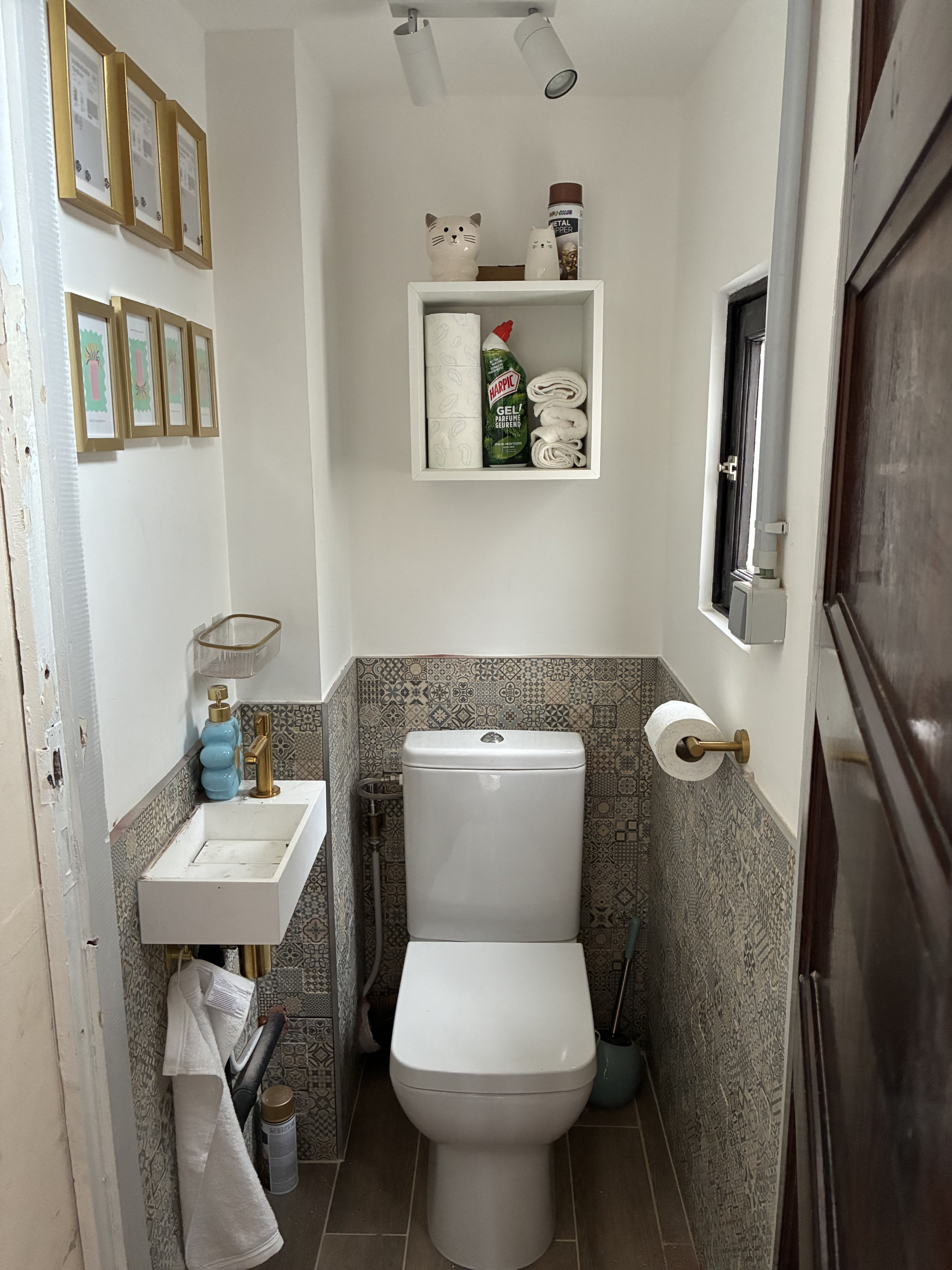 Compact toilet with patterned tiles