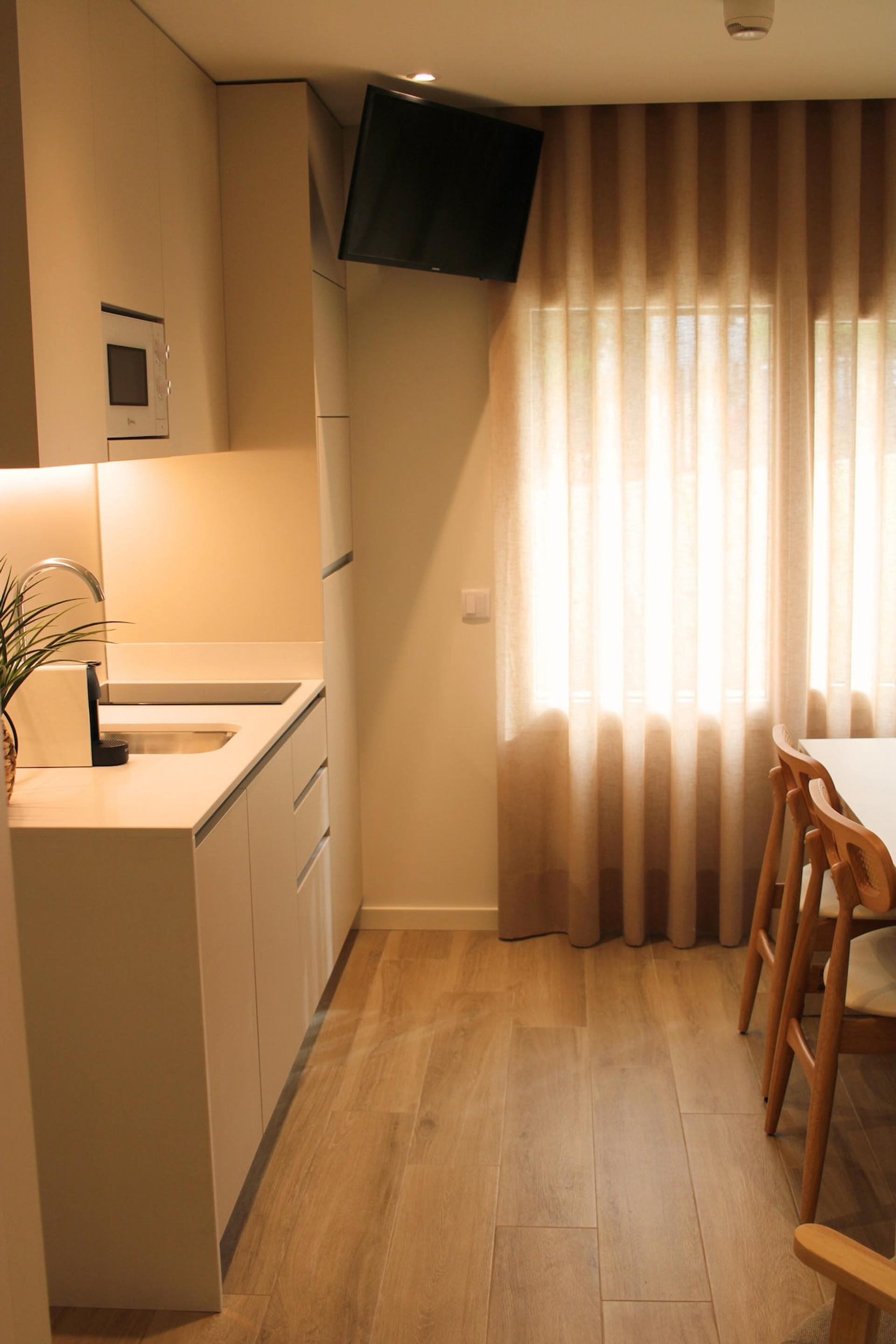 Full kitchen image 2