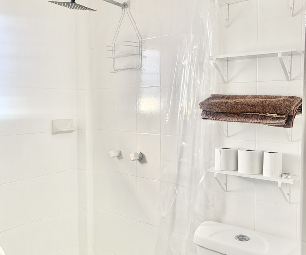 Flat 1/3_ 500mbps Wifi, Desk with office chair