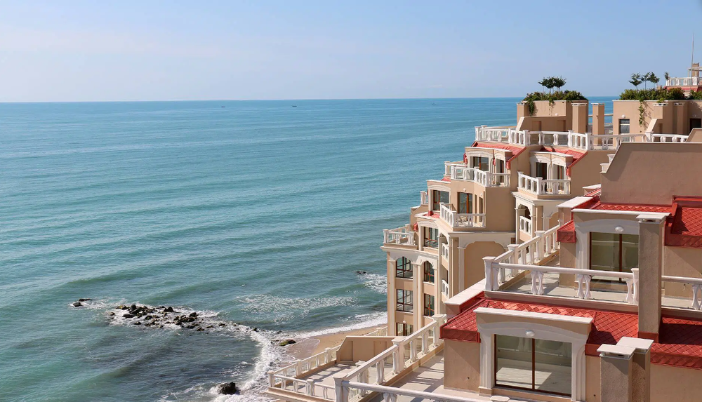 First line • LaMer complex with swimming pool • preview