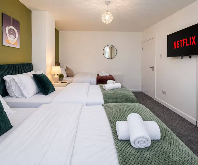 Cozy 4 Bedroom House | Sleeps 10 | Cardiff