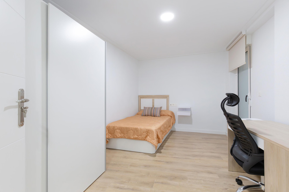 Room with private bathroom in the city center (5) preview