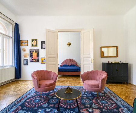 Spacious Art Deco Apartment Near the City Park