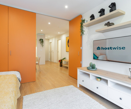 Colorful Bright Flat w/ Balcony by Host Wise