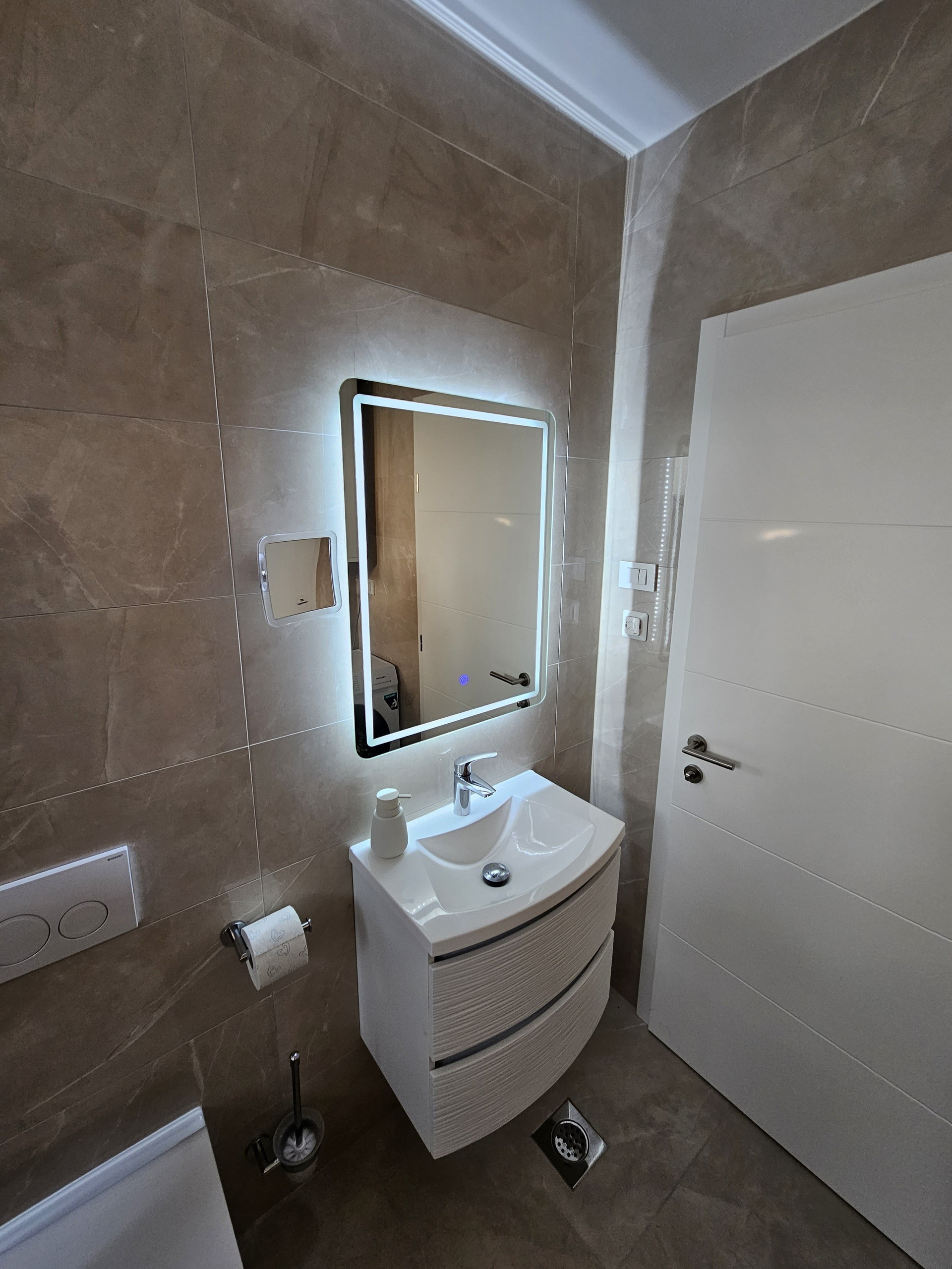 Modern bathroom sink and mirror