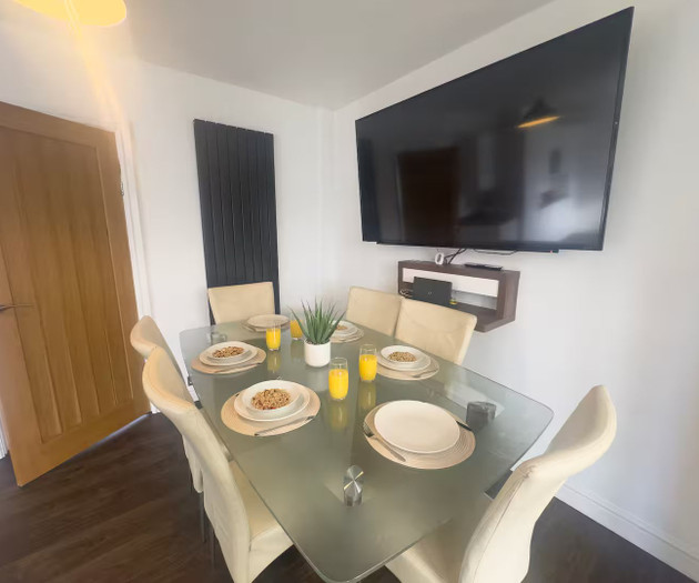 Cozy 4 Bedroom Home | Pet Friendly | Free Parking