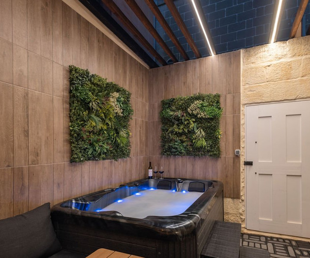 Hot tub with green wall decor