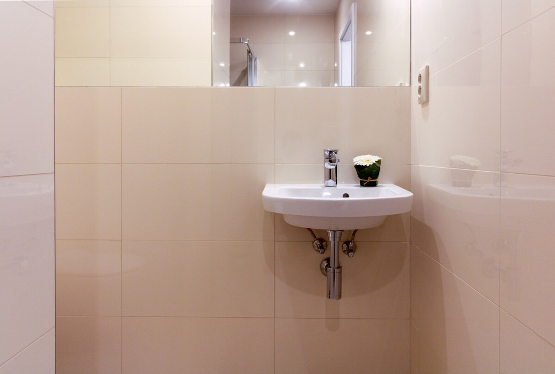 Full bathroom image 1