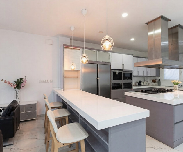 Large, modern house in Valencia City!