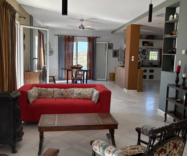 Spacious Two-level House with Panoramic Sea Views