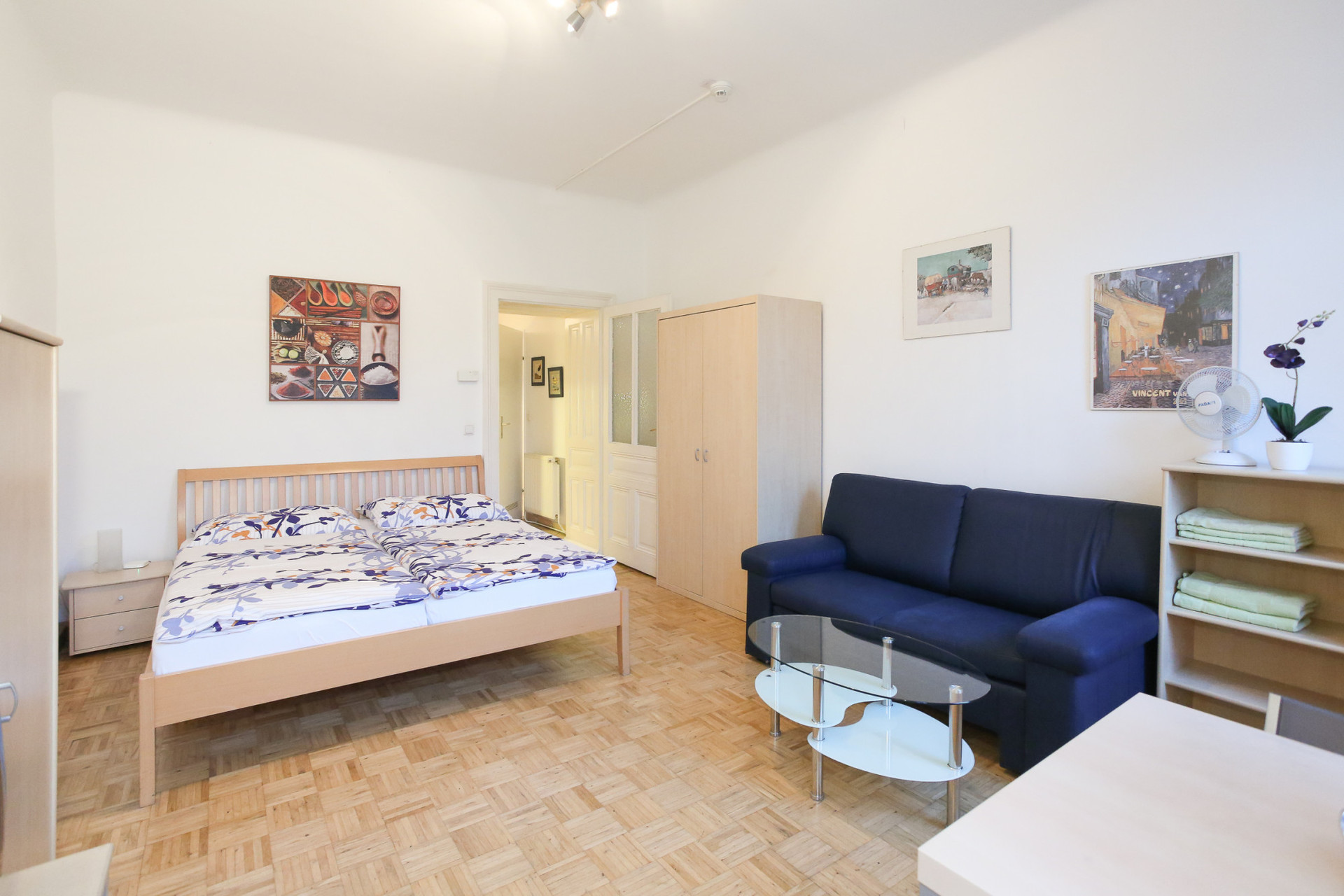 Wohn/Schlafzimmer mit Couch und Couchtisch