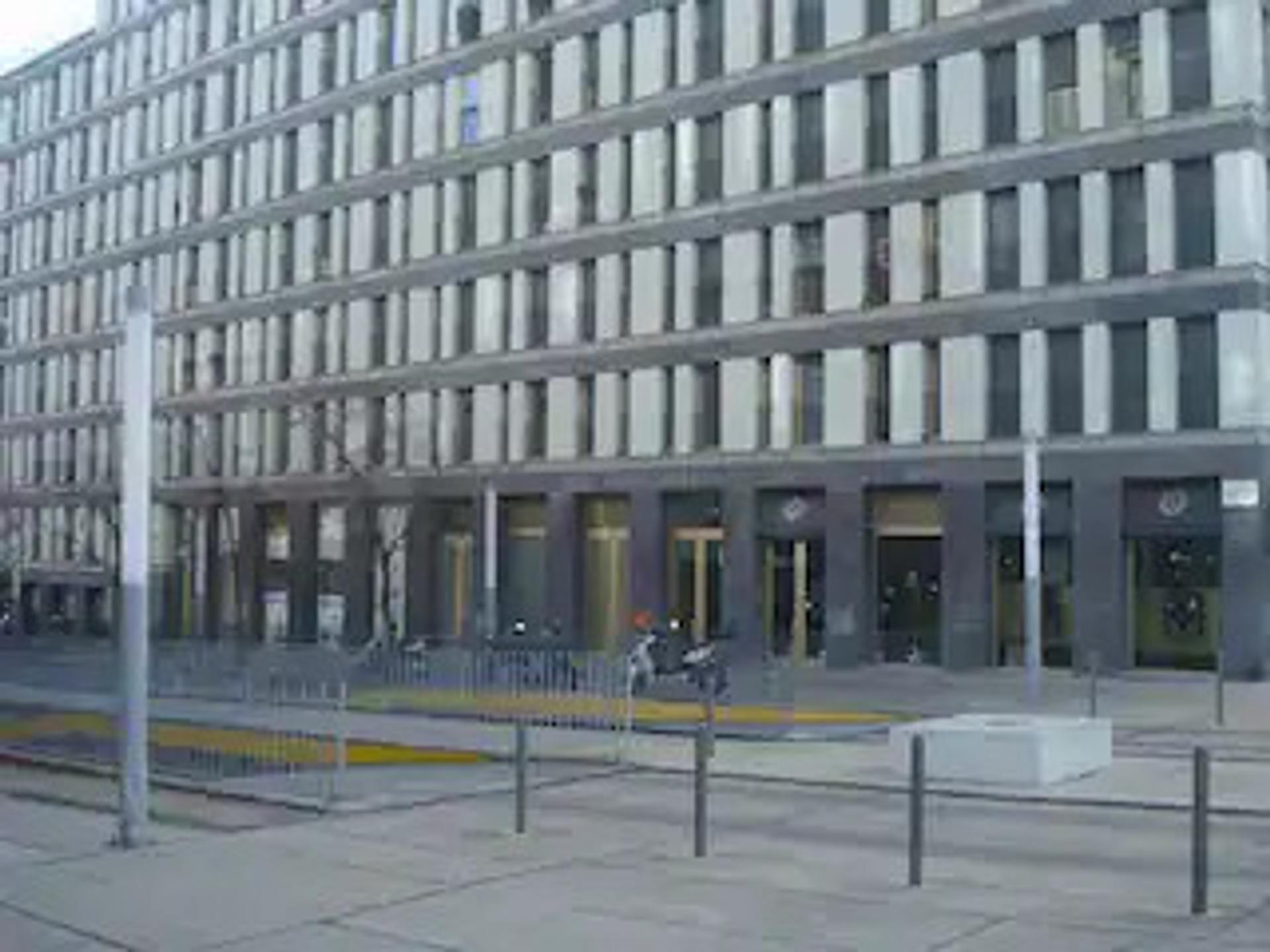 rua e entrada do prédio