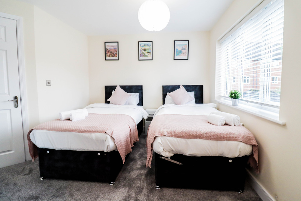 Family-Friendly 3BR Home by the Thames FREE Parkin preview