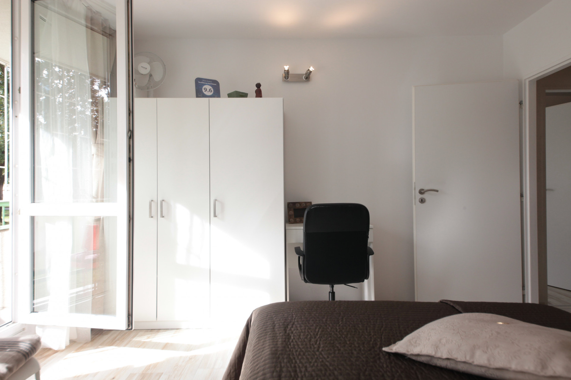 Room 1 / Warderobe + desk