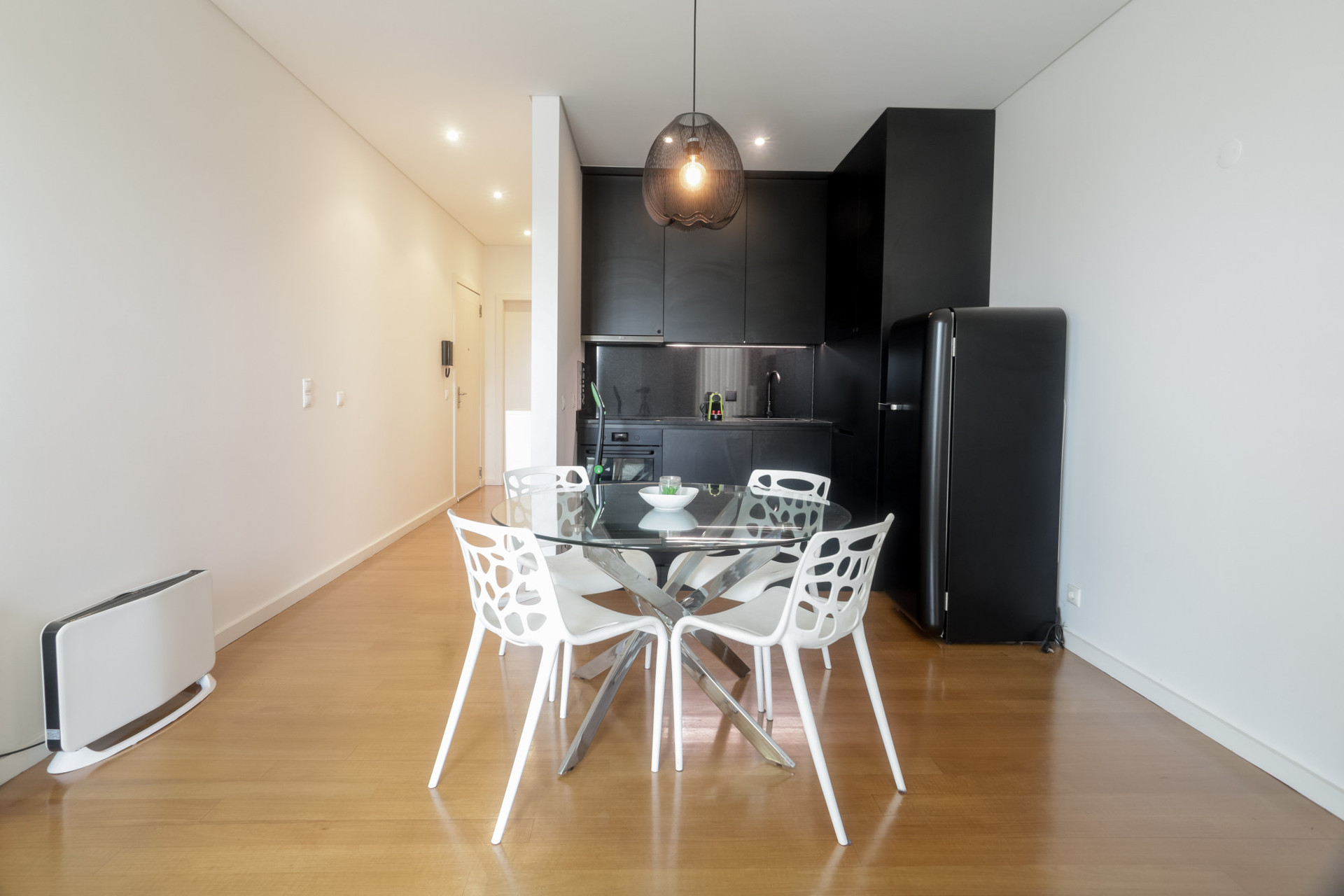 kitchenette e mesa de refeições