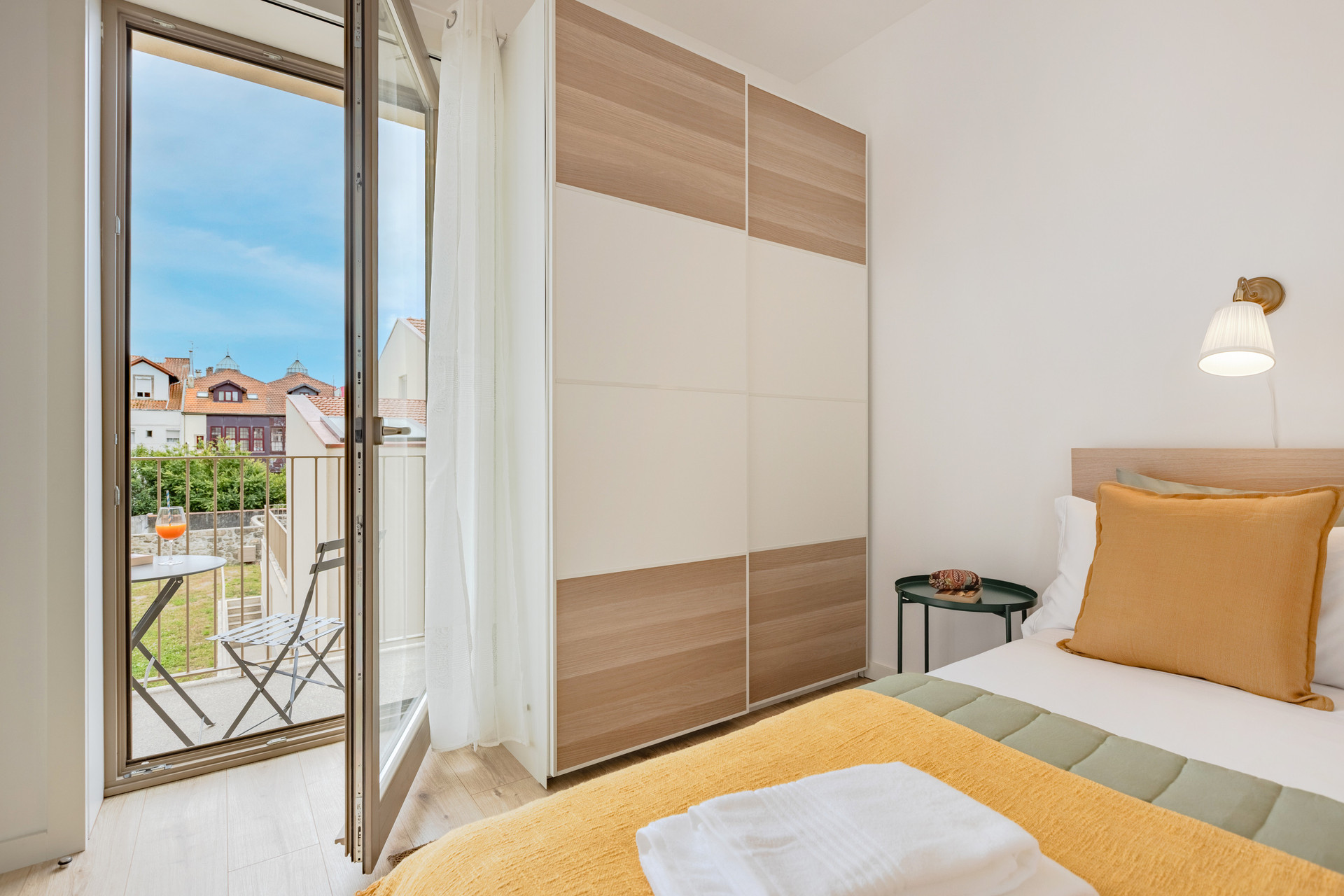 Bedroom with a double bed (150cm x 190cm), AC, built-in closet and access to the balcony.
