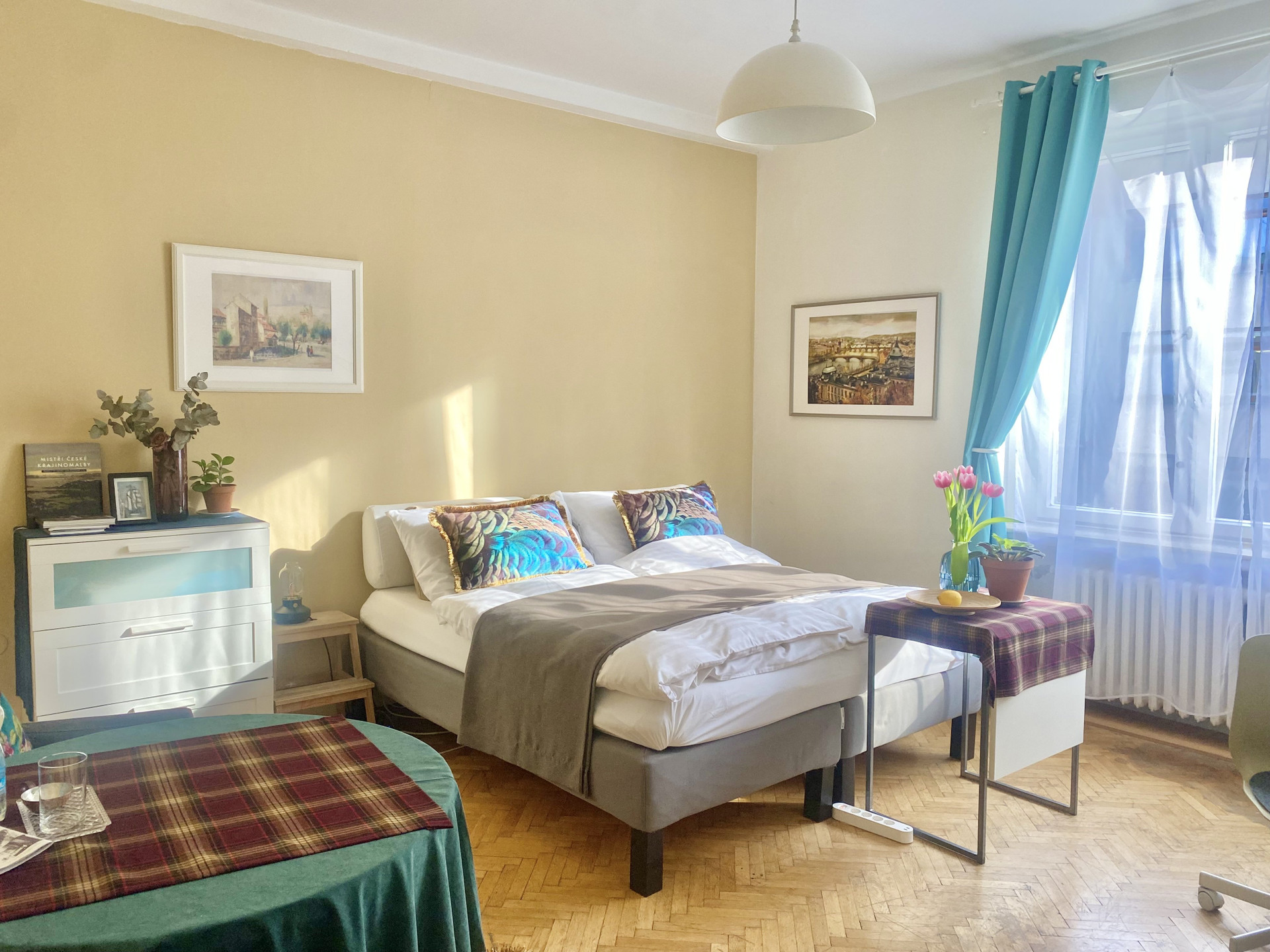 Bright room with double bed