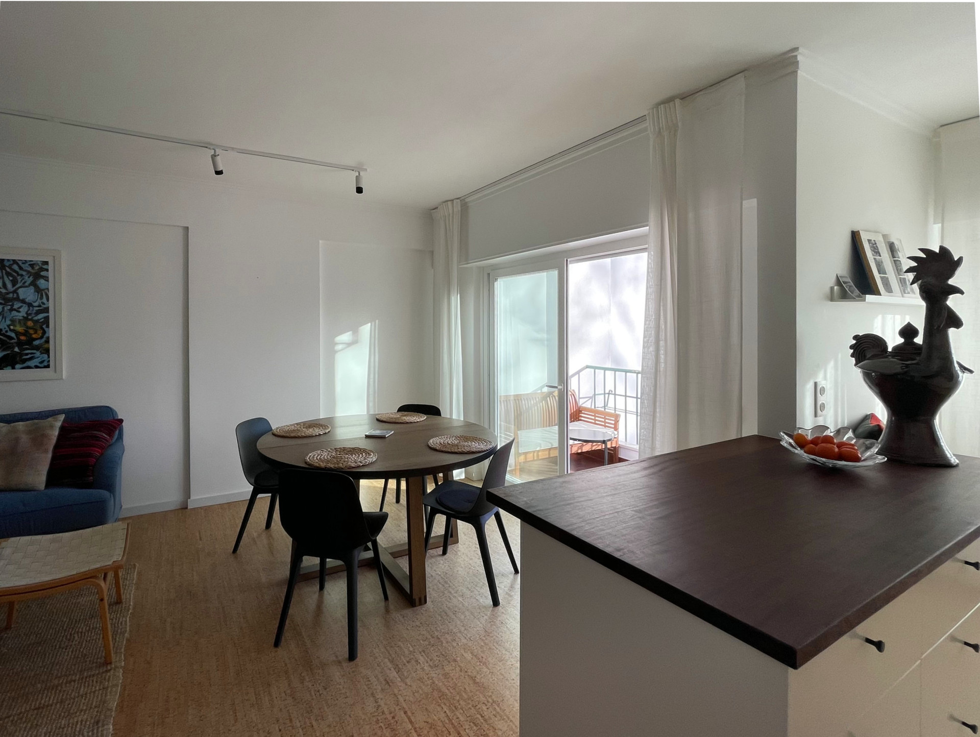 Sunny south-facing dining area with up to six places. Generous sliding glass partition opens to the balcony overlooking Parque da Alagoa.