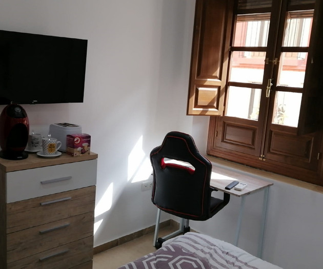 TRANQUILA Y LUMINOSA HABITACIÓN