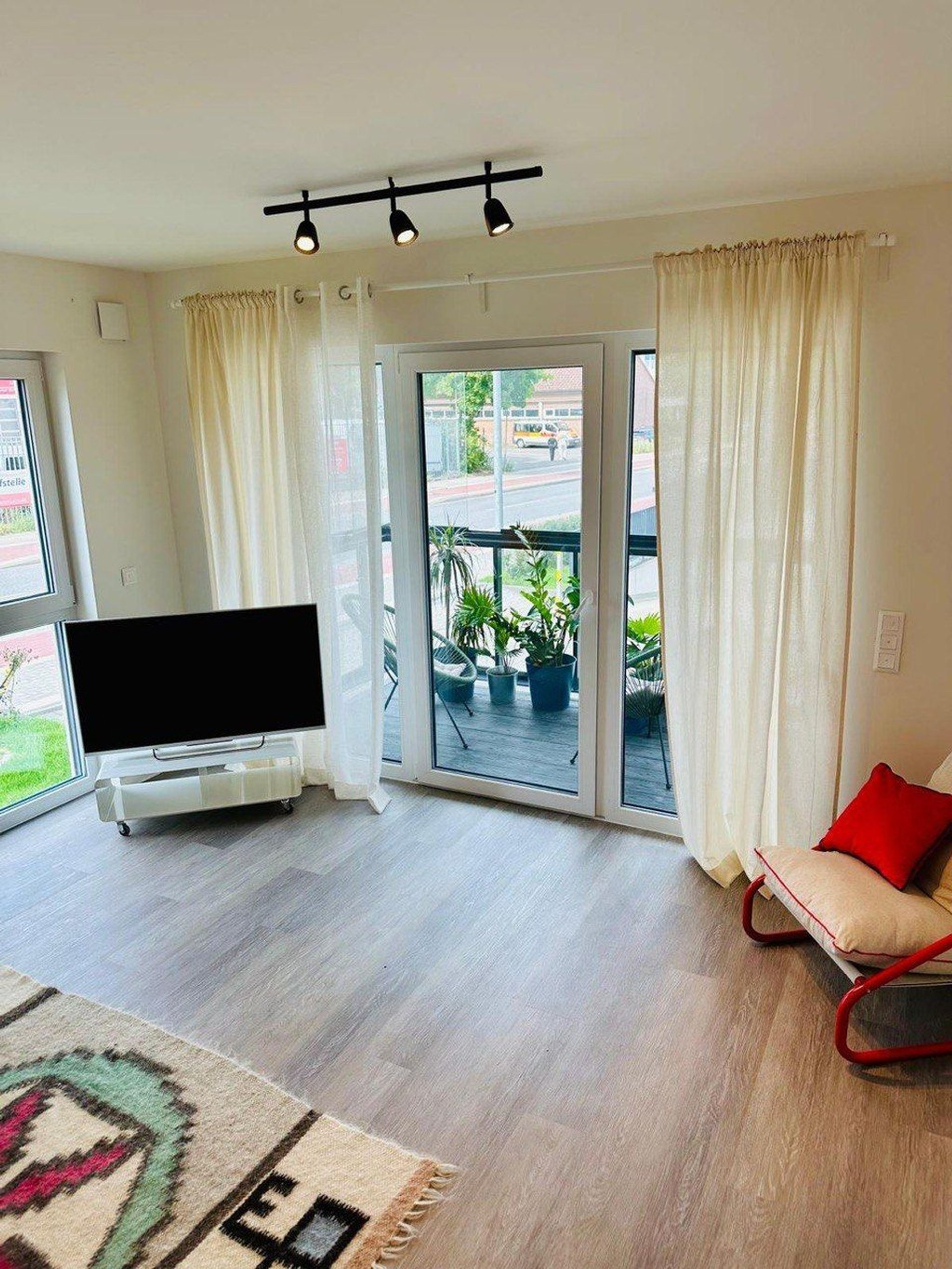 Airy living room with balcony access