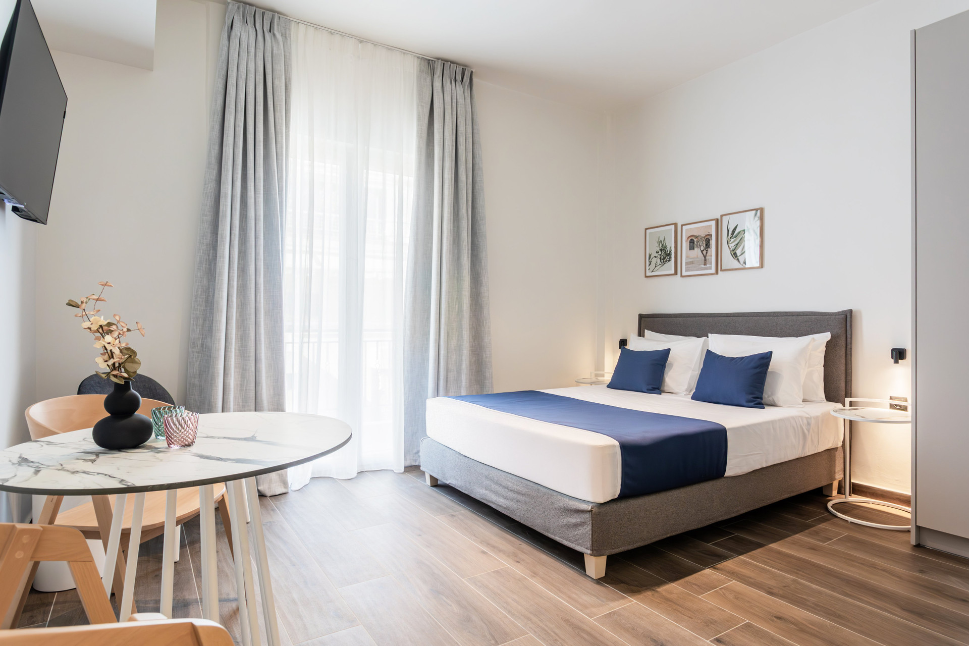 Bright studio with bed and dining