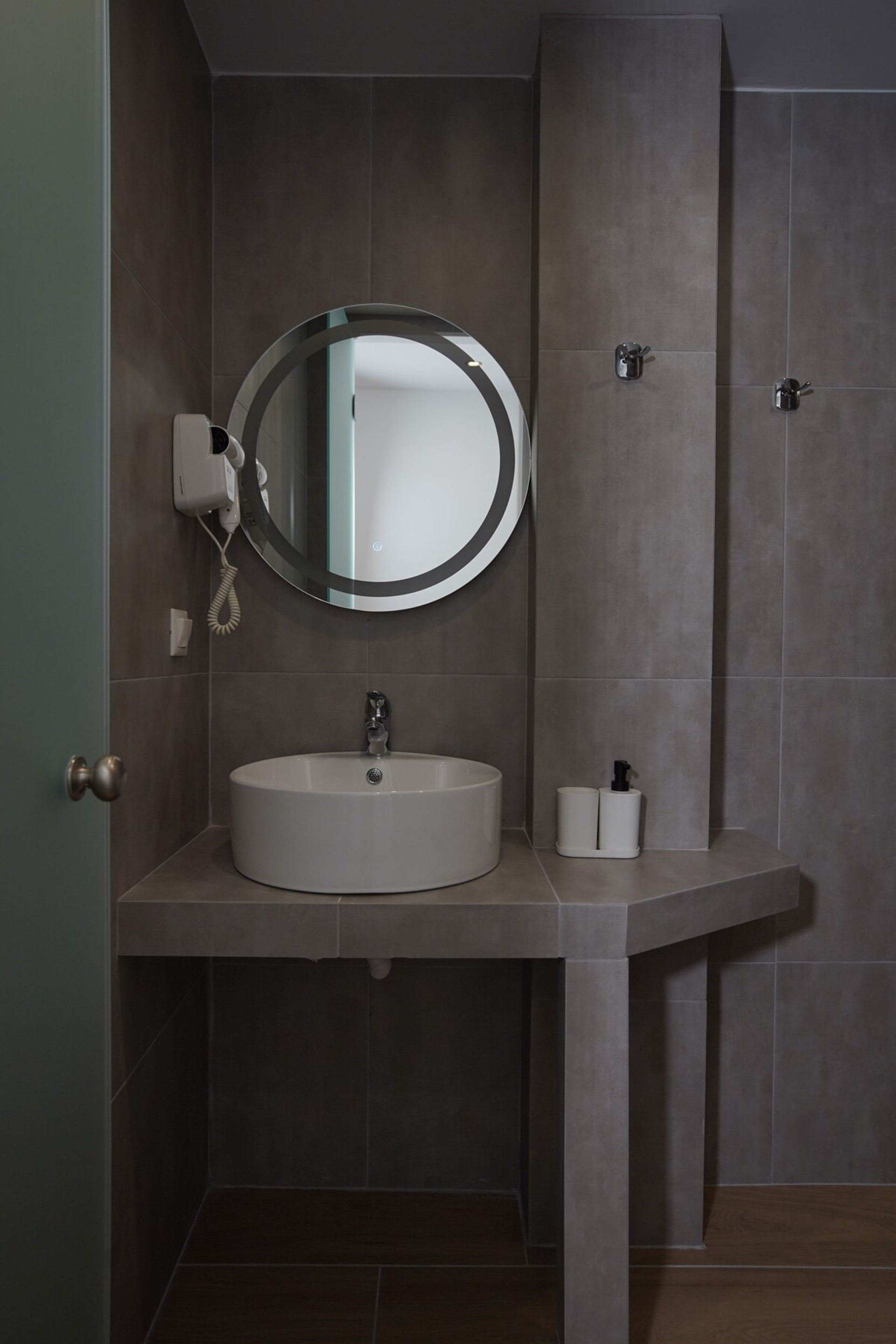 Full bathroom image 2