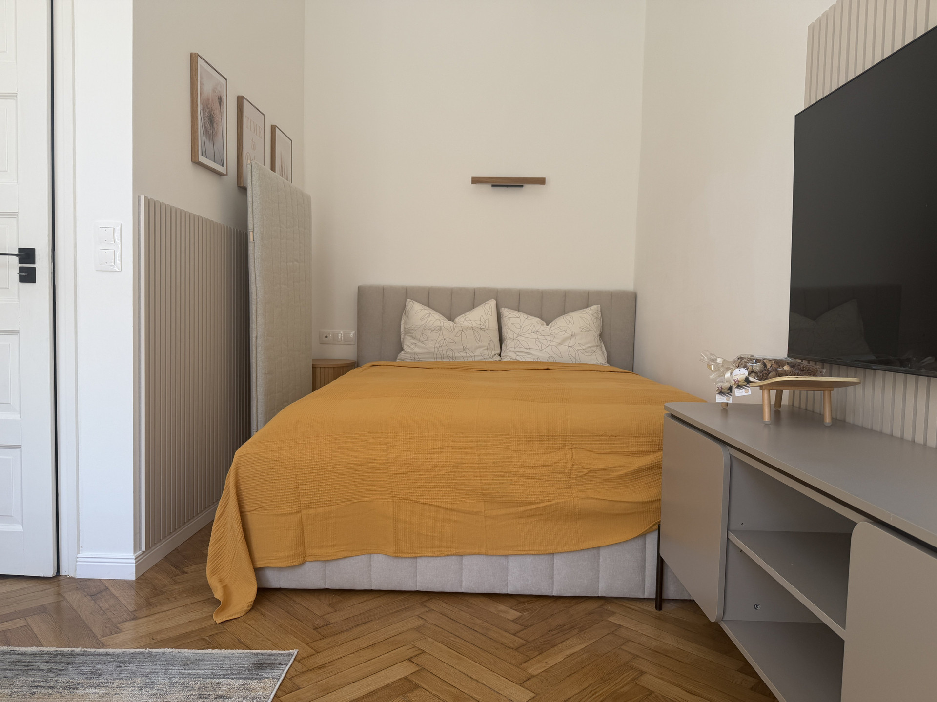 Bedroom with king bed, TV