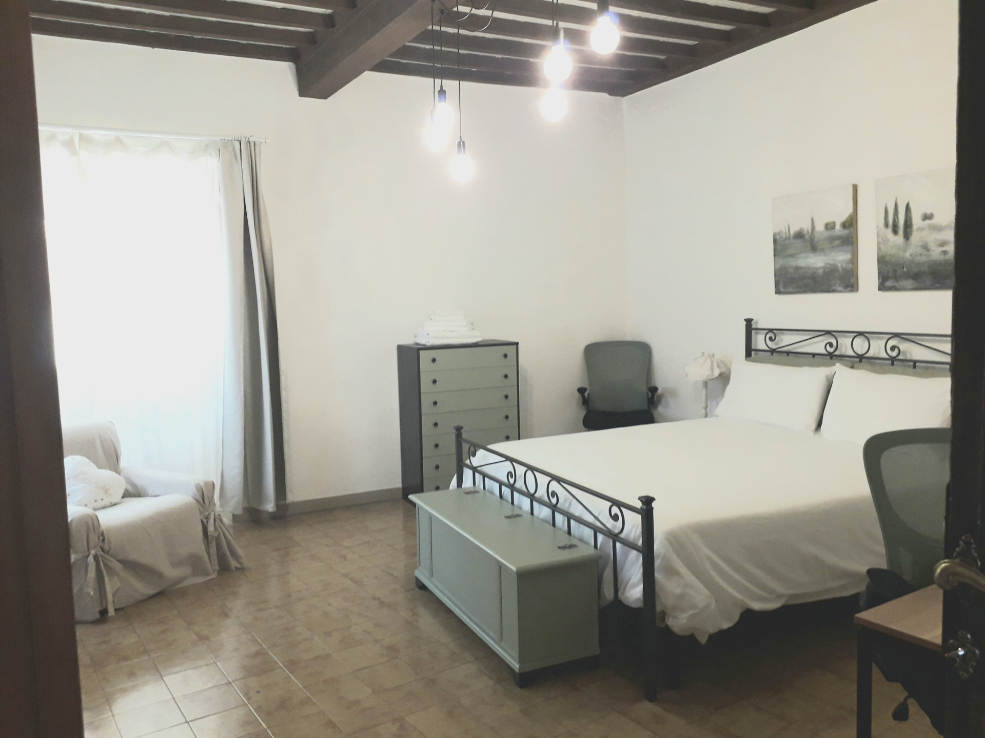 Large bedroom, full of light